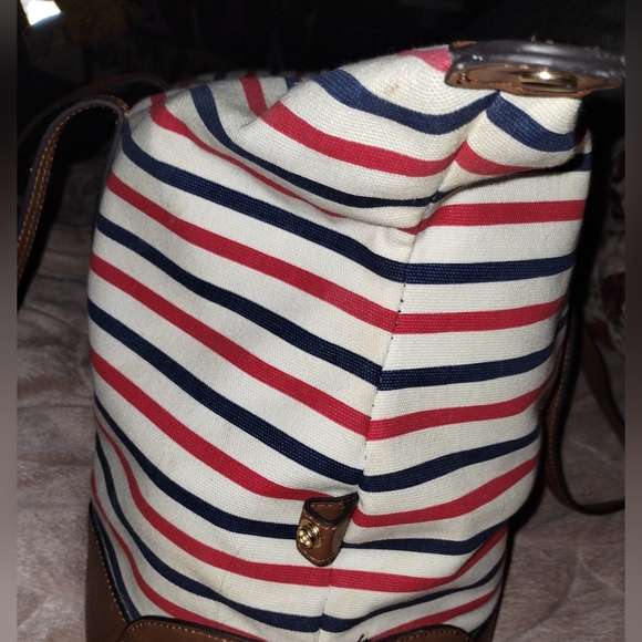Tommy Hilfiger large bag/tote. Snaps down to a smaller size bag. - Picture 4 of 6